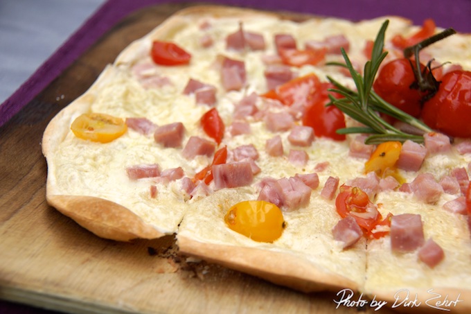 Flammkuchen mit Hinterschinken und Kirschtomaten