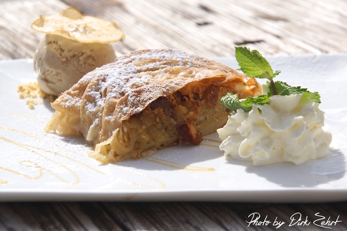 Apfelstrudel mit Walnusseis