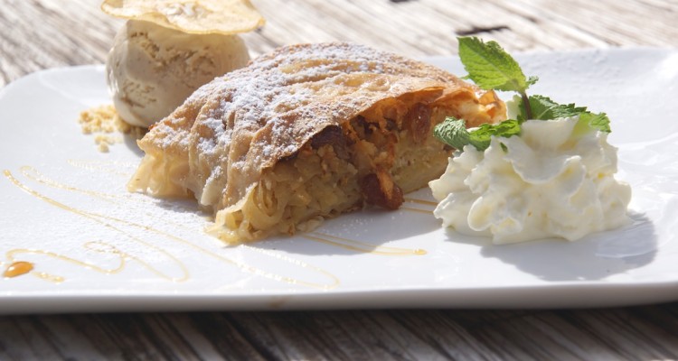 Apfelstrudel mit Walnusseis