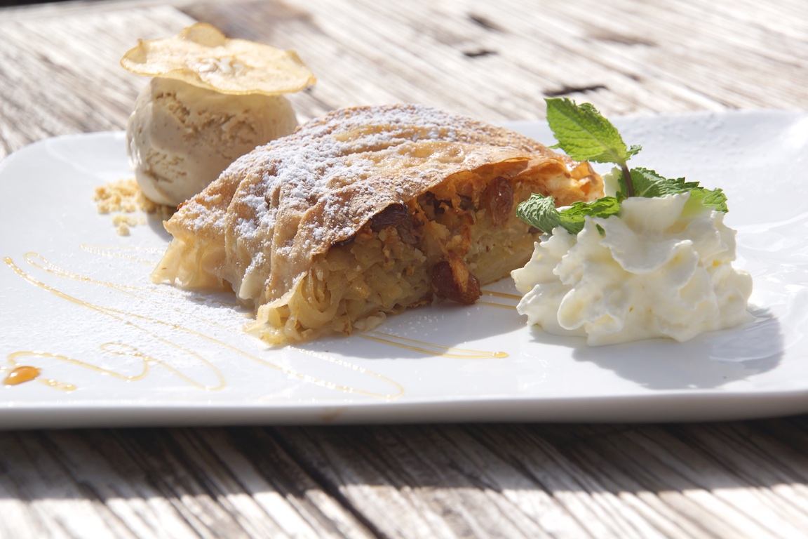 Apfelstrudel mit Walnusseis - Leichtes Rezept