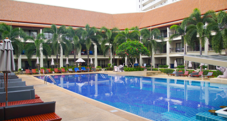 Deevana Resort Patong - Wunderschöner Pool