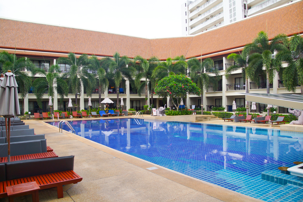 Deevana Resort Patong - Wunderschöner Pool