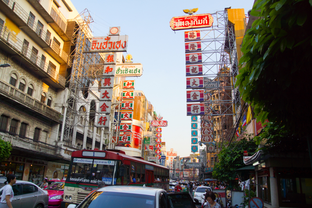 Viel Reklame in Chinatown Bangkok
