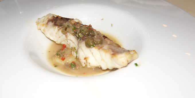 Restaurant-Zum-Löwen-Filet-von-der-Goldbrasse-in-Fonds-von-Sardellen-Kaper-und-Zitrone