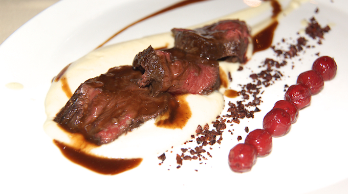 Restaurant-Zum-Löwen-Hirschnüsschen-mit-Selleriepüree-Kornellkirschen-und-Kakao