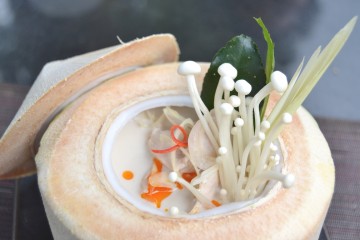 Spargel-Kokossuppe mit Hähnchenfleisch