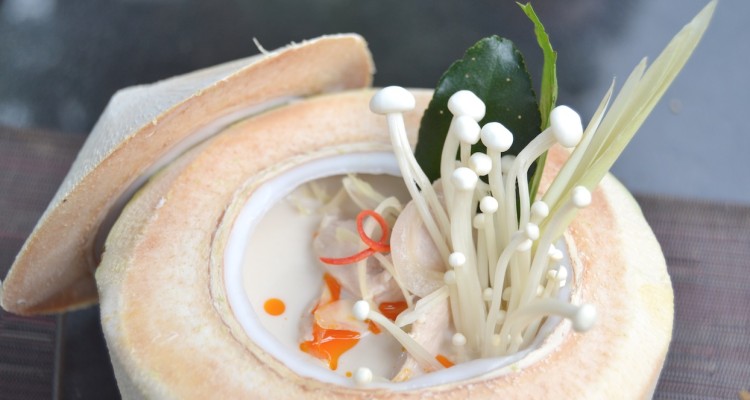 Spargel-Kokossuppe mit Hähnchenfleisch
