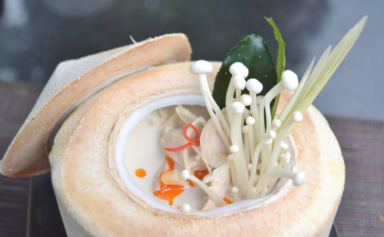Spargel-Kokossuppe mit Hähnchenfleisch