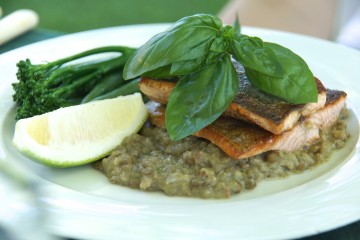 Lachs in nativem Olivenöl aus Spanien gegart mit Linsenbett