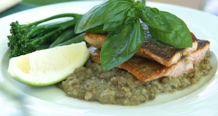 Lachs in nativem Olivenöl aus Spanien gegart mit Linsenbett