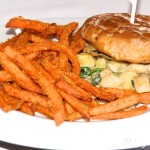 Veganer Burger mit Süßkartoffelchips