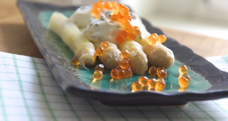Spargel mit Bärlauchquark und Lachskaviar