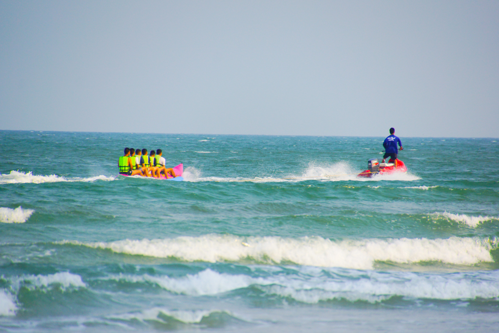 Wellenreiten auf der Banane in Hua Hin