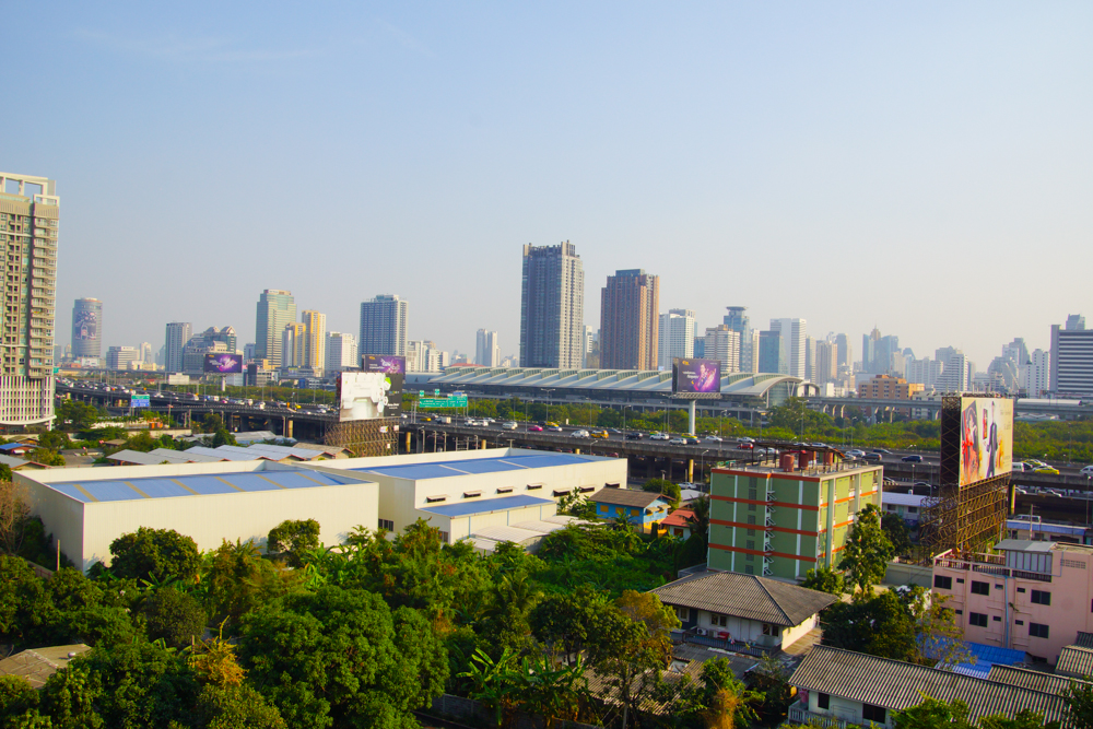 HI Residence Bangkok - Ausblick auf die Makkasan Station
