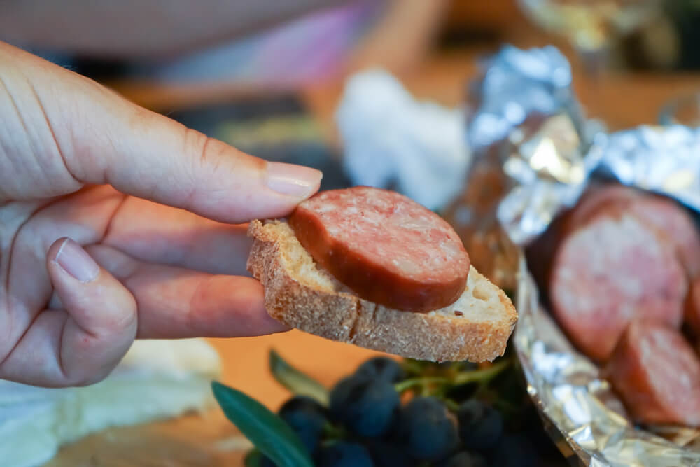 Cave Alain Emery, Aigle, Waadt - auch ein Snack darf nicht fehlen bei der Wein Verkostung