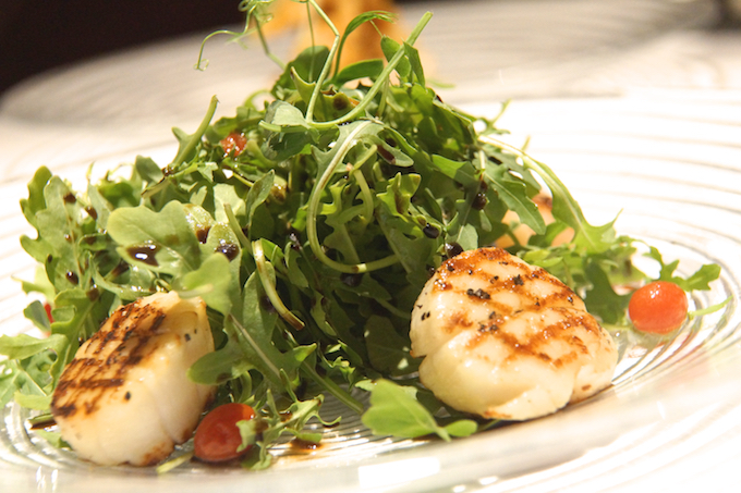 Fireplace Grill Bangkok - Jakobsmuscheln mit Salat