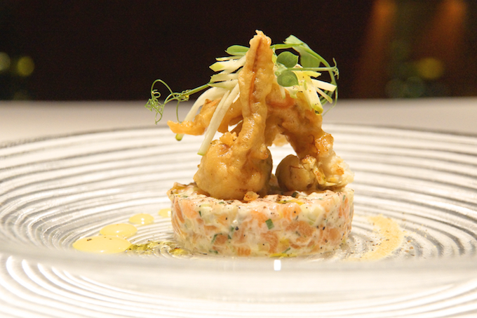 Fireplace Grill Bangkok - Lachstatar mit frittierten Garnelen