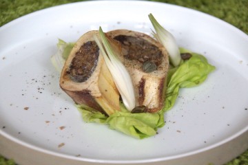 Geröstete-Markknochen-mit-Petersiliensalat