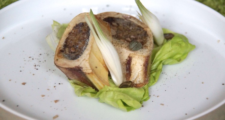 Geröstete-Markknochen-mit-Petersiliensalat