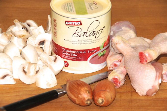 Hähnchenkeulen mit Champignons in Tomatensoße-Rezept
