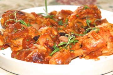 Hähnchenkeulen mit Champignons in Tomatensoße 1