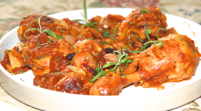 Hähnchenkeulen mit Champignons in Tomatensoße