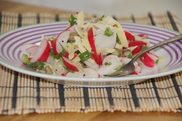 Radieschensalat mit Lauch und Käse