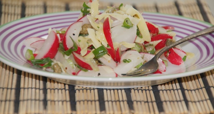 Radieschensalat mit Lauch und Käse