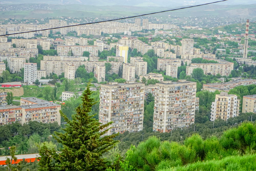 The Chronicle of Georgia - Sicht auf die Vororte von Tiflis