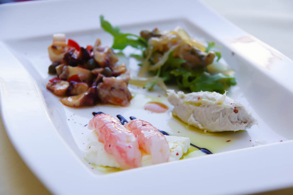 Kukuriku Restaurant in Kastav - Vorspeisenplatte mit rohen garnelen, Stockfisch-Püree, eingelegtem Hering, Meeresfrüchte-Salat