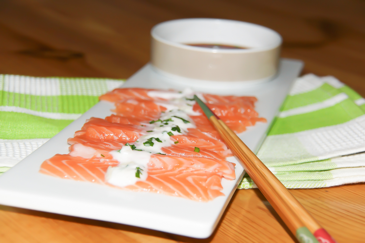 Lachs Sashimi mit Koriander-Chili Soße - Eine perfekte sommerliche ...