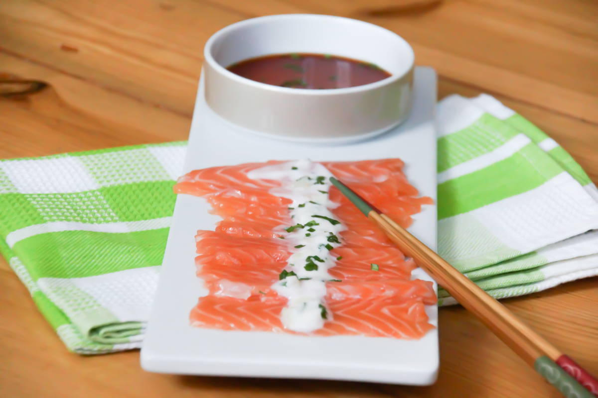 Lachs Sashimi mit Koriander-Chili Soße