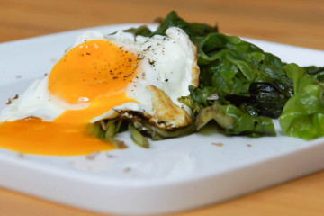 Mangold aus der Pfanne mit Spiegelei