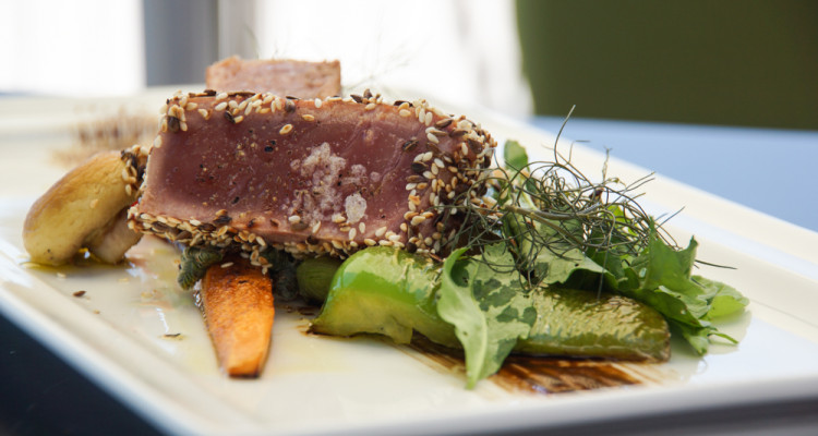 Restaurant Navis - frischer Thunfisch vom Grill mit Gemüse