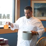 Der Chef zeigt uns wie man Crab Oil macht