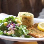 Lachs aus der Pfanne mit Reis und Salat