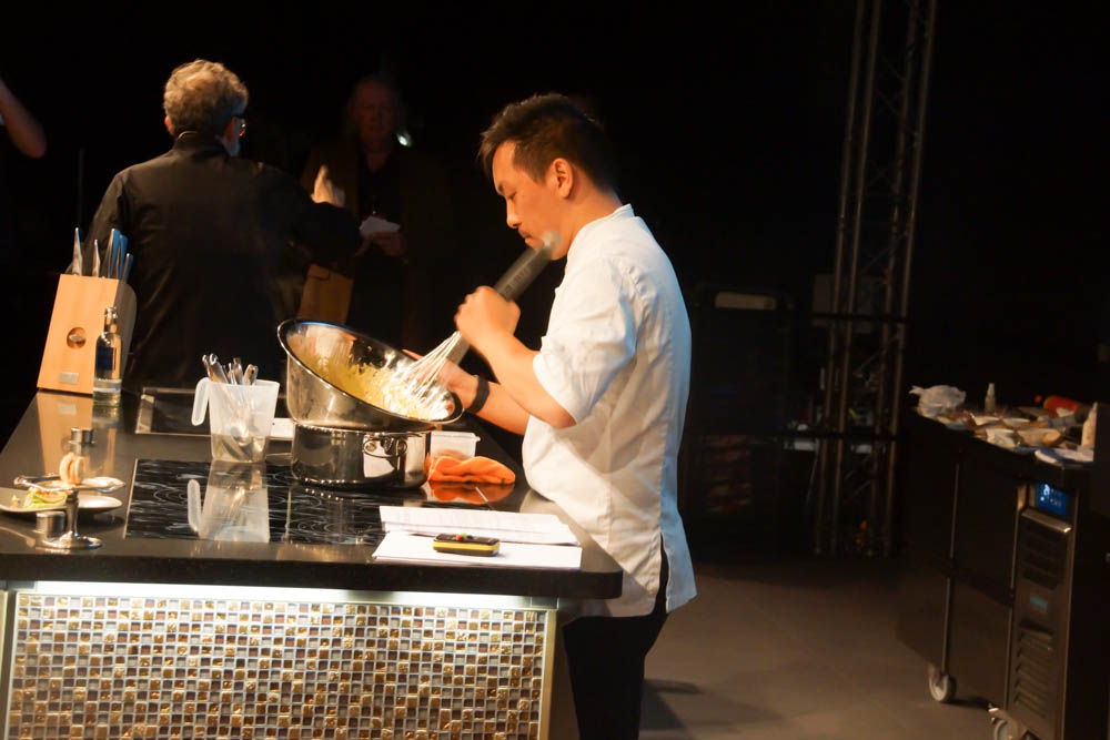 Massimo Bottura und Sous Chef auf der Bühne