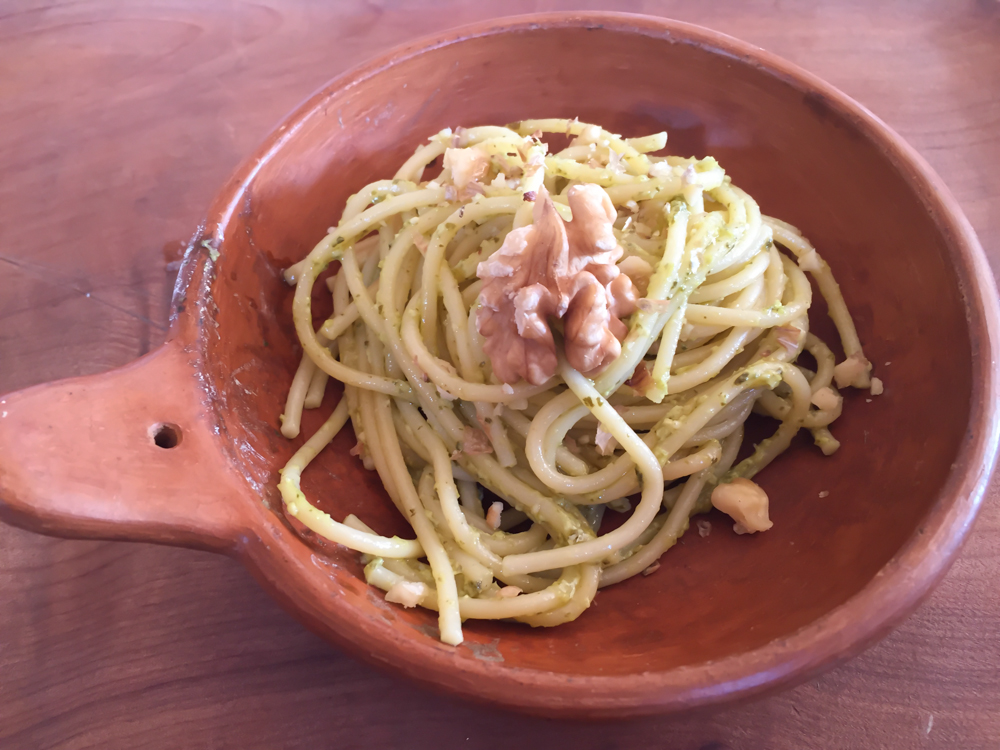 Pasta mit Pesto und Walnüssen