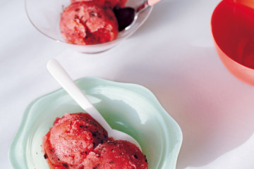 Blutorangensorbet mit Schokostückchen