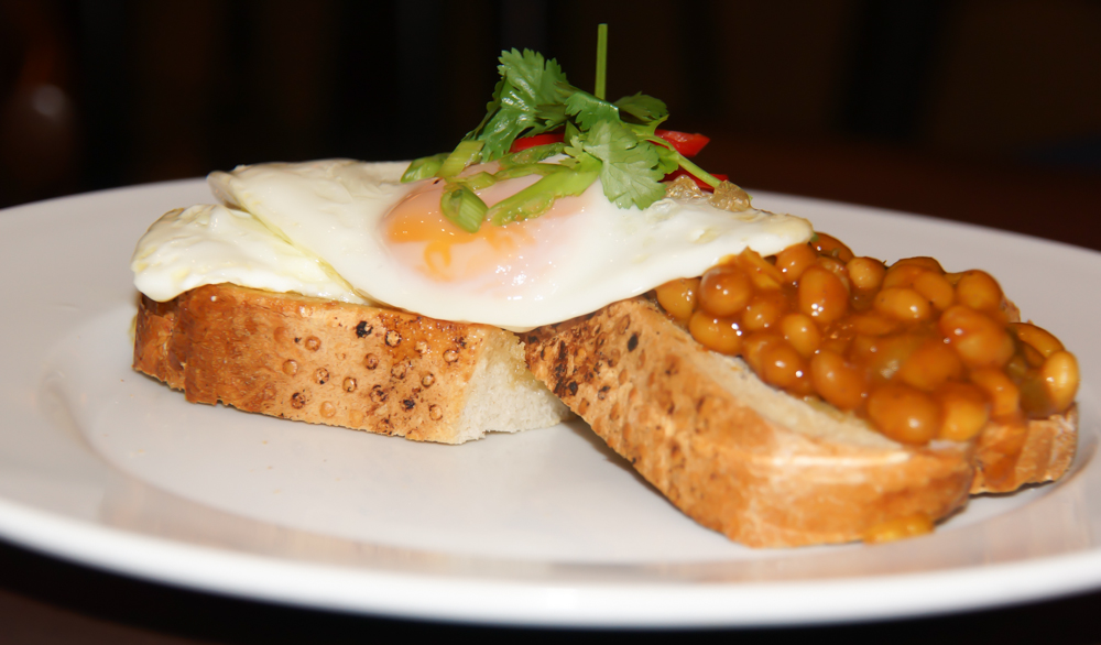 Spiegelei Bohnen und Toast - Perfekt englisches Frühstück