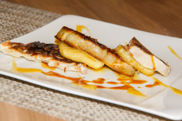 Foie gras auf Toast mit flambierten Äpfeln
