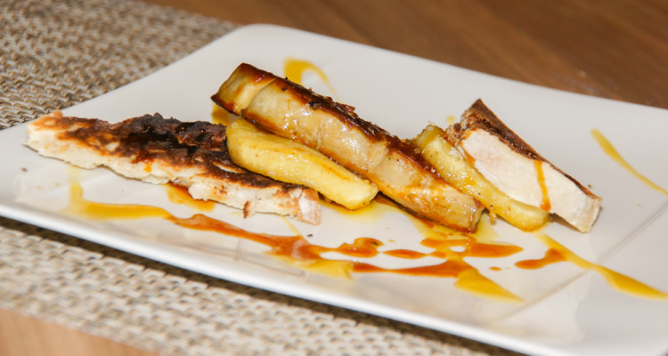 Foie gras auf Toast mit flambierten Äpfeln