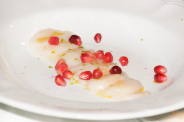 Jakobsmuschel-Carpaccio mit Granatapfelkernen und Zitronenöl - Leichtes, köstliches Amuse Gueule