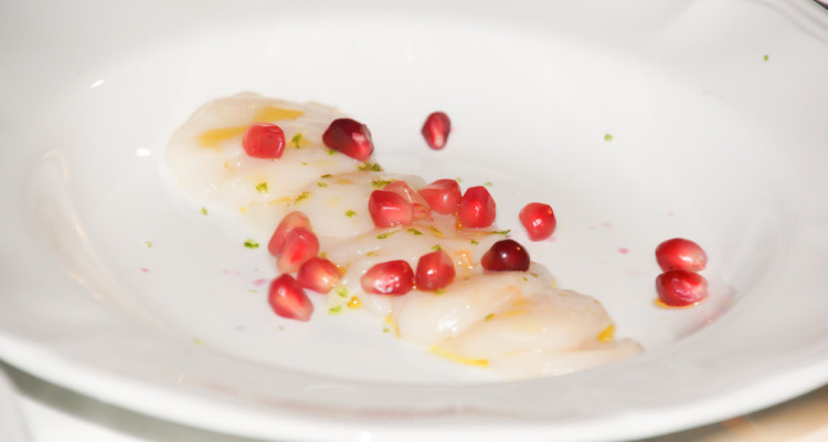 Jakobsmuschel-Carpaccio mit Granatapfelkernen und Zitronenöl - Leichtes, köstliches Amuse Gueule