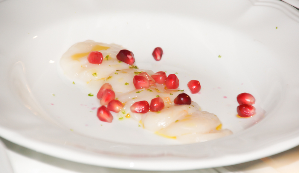 Jakobsmuschel-Carpaccio mit Granatapfelkernen und Zitronenöl - Leichtes, köstliches Amuse Gueule