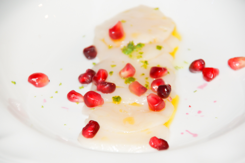 Jakobsmuschel-Carpaccio mit Granatapfelkernen