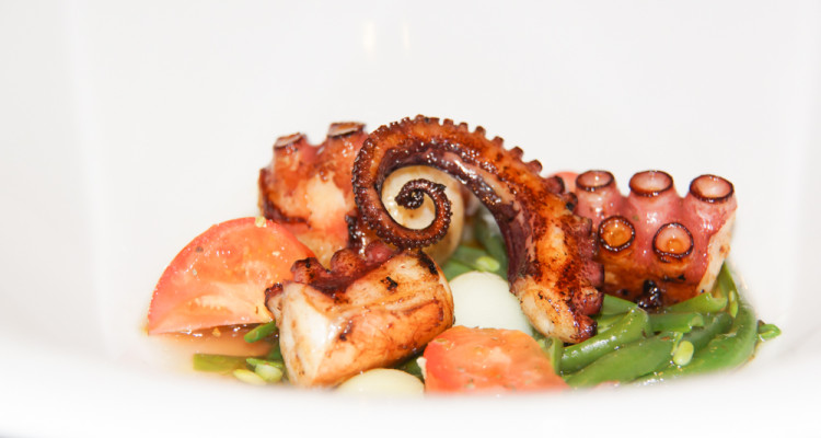Oktopus-Salat mit Kartoffeln, grünen Bohnen