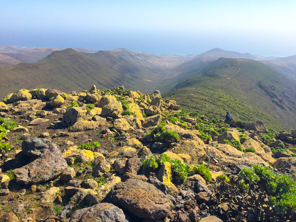 Pico de la Zarza Rundweg - Famoser Blick über die Bergkuppen bis zum Meer