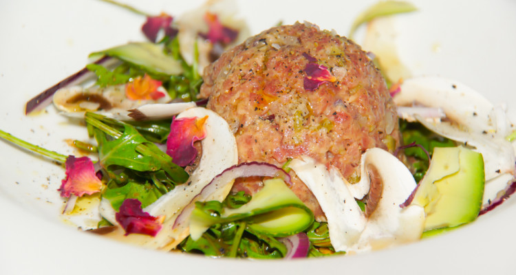 Steak »Tatar« mit Kapern, Avocado und roten Zwiebeln