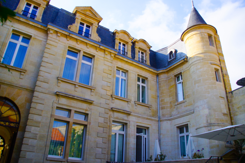 Yndo Hotel Bordeaux - Außenansicht im Innenhof